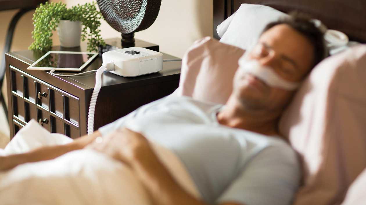 Apneu-apparaat-Philips-man-in-bed