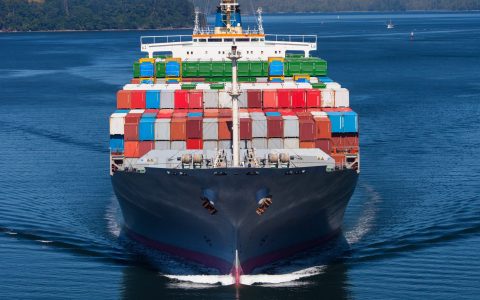 Containerschip-voorkant-scaled-480x300
