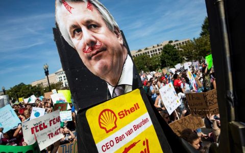 Shell-ceo-Ben-van-Beurden-demonstratie-e1647371610609-480x300